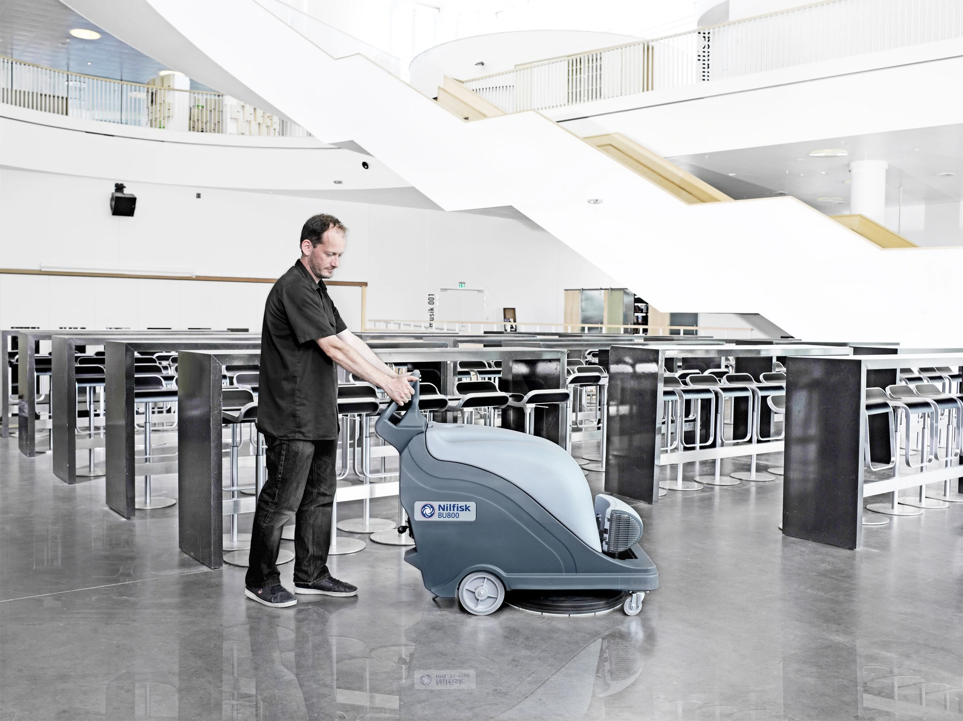 Abrilhantadora Nilfisk BU800 51BT em corredor