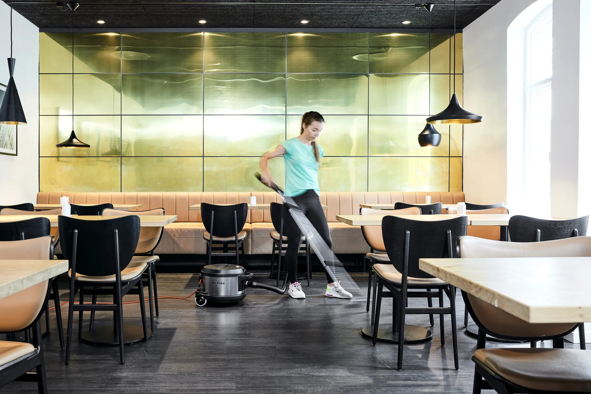 Aspirador Profissional Nilfisk VP930 PRO HEPA em restaurante