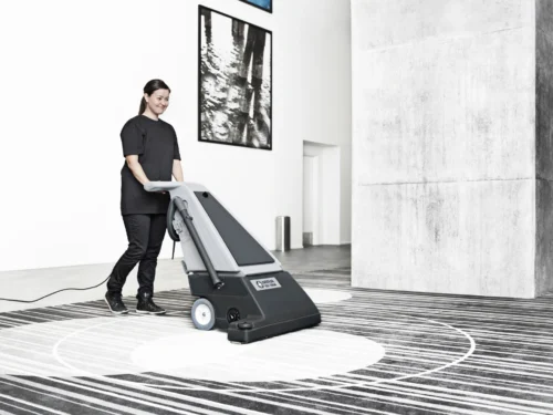 Aspirador Vertical Industrial Nilfisk GU700A em sala de reuniões