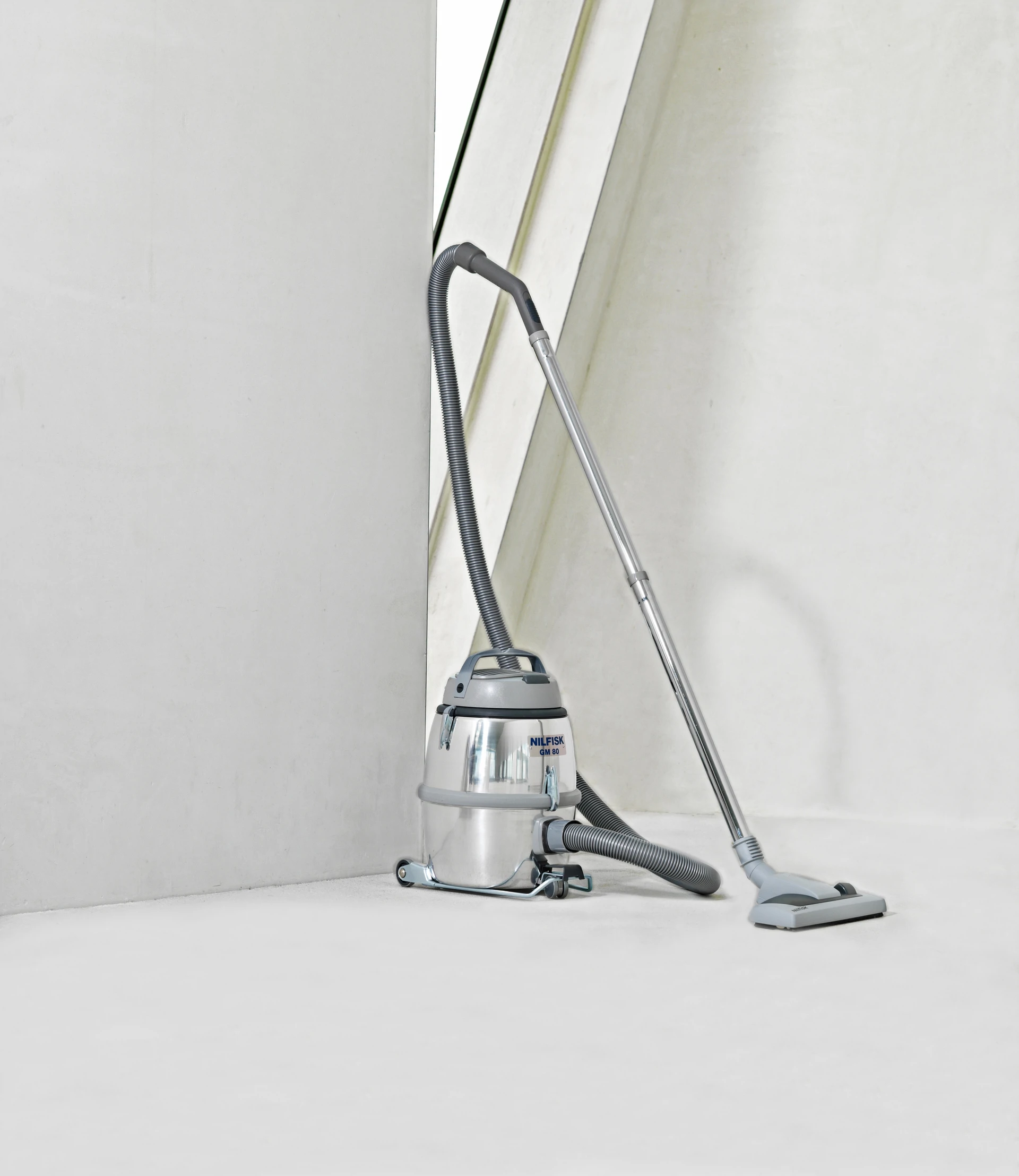 Aspirador Profissional Nilfisk GM 80P LC — vista lateral