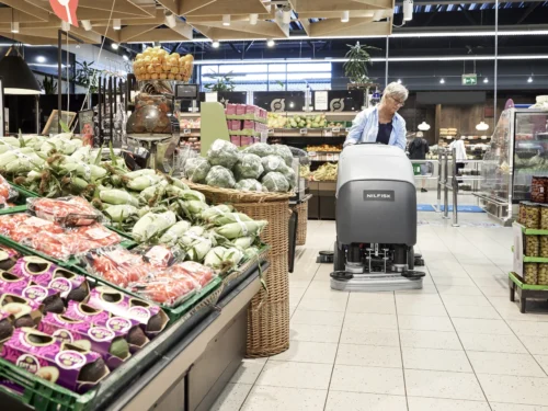 Lavadora de Pavimentos a Bateria Nilfisk SC650 66D com Carregador e Ecoflex em supermercado