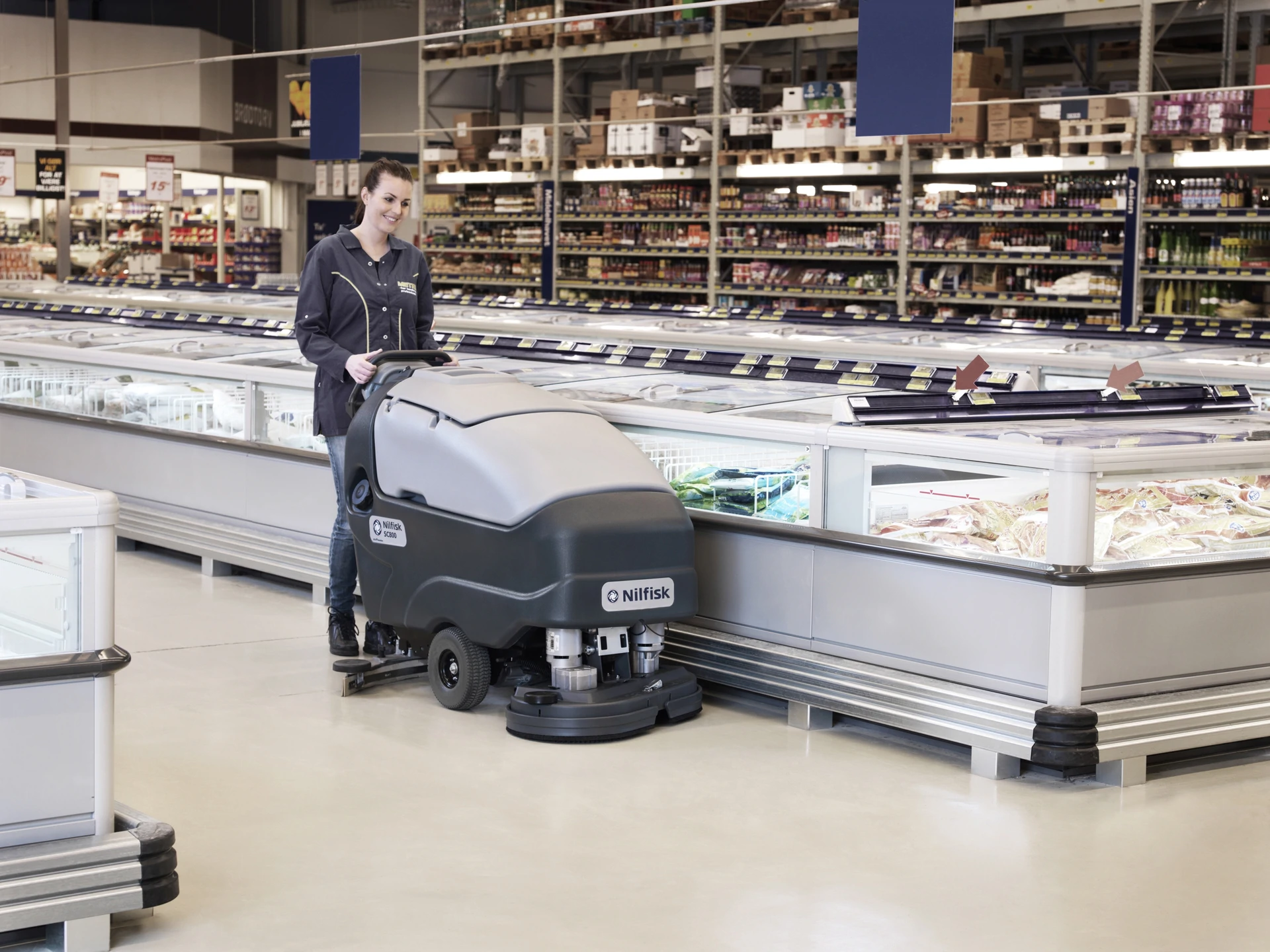 Lavadora de Pavimentos a Bateria Nilfisk SC800 86 Completa 240AH GEL em supermercado