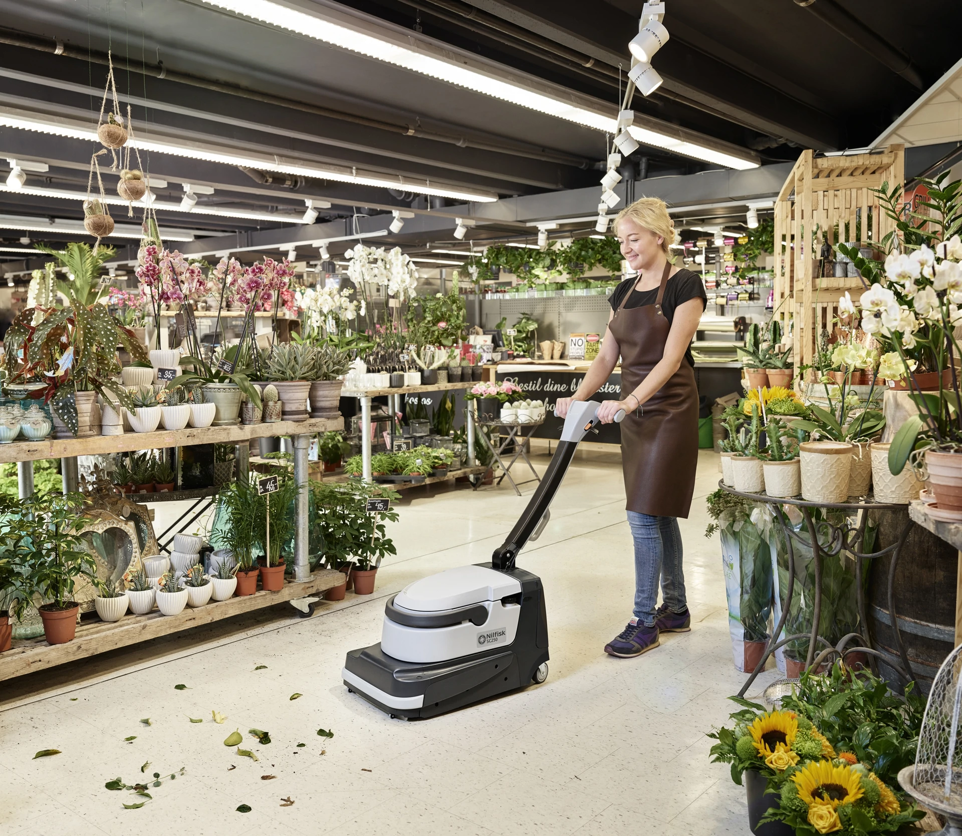 Lavadora de Pavimentos Compacta Nilfisk SC250 em florista