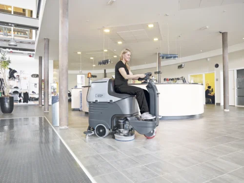 Lavadora de Pavimentos Ride-On a Bateria Nilfisk BR 652 em recepção