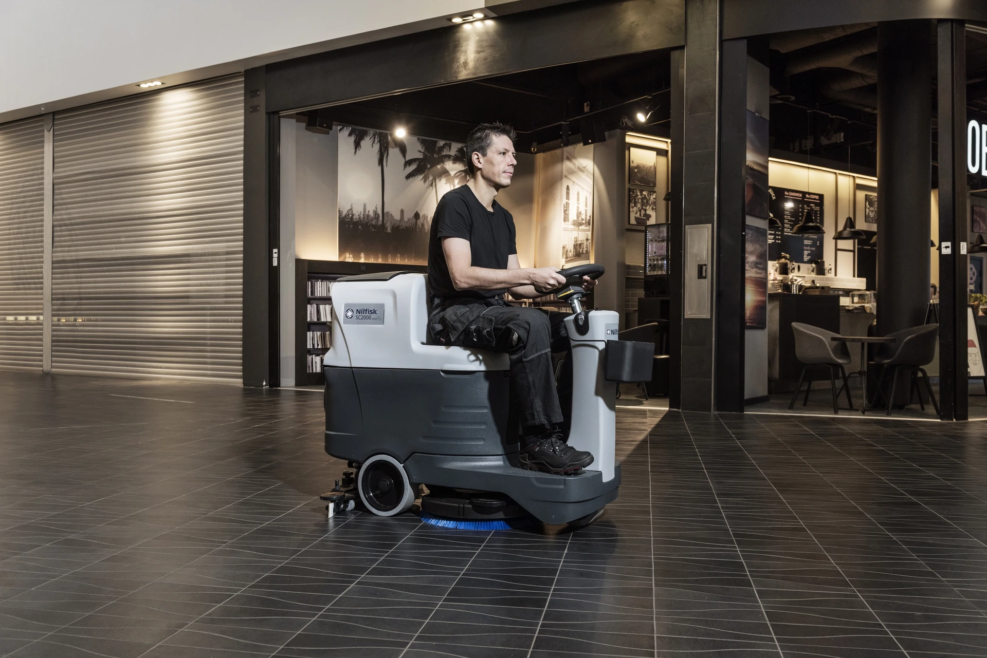 Lavadora de Pavimentos Ride-On a Bateria Nilfisk SC2000 Basic em centro comercial