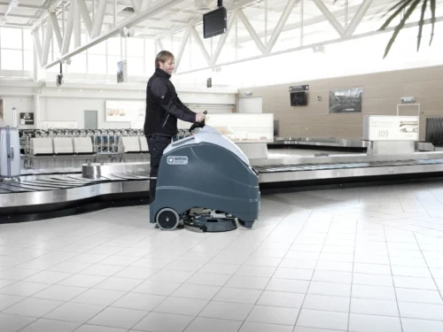 Lavadora de Pavimentos Stand-On a Bateria Nilfisk SC1500 Completa em aeroporto