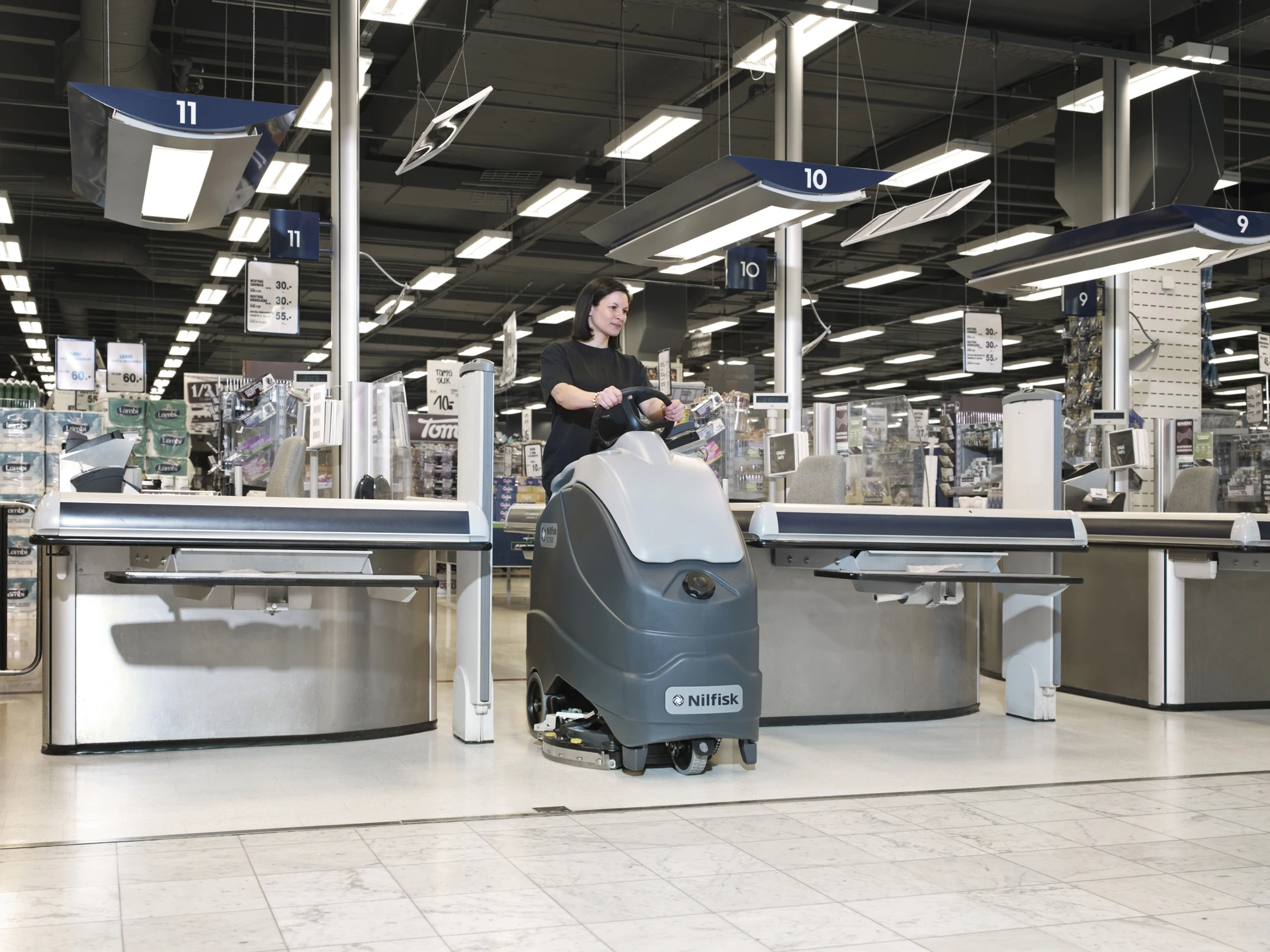 Lavadora de Pavimentos Stand-On a Bateria Nilfisk SC1500 Completa em supermercado