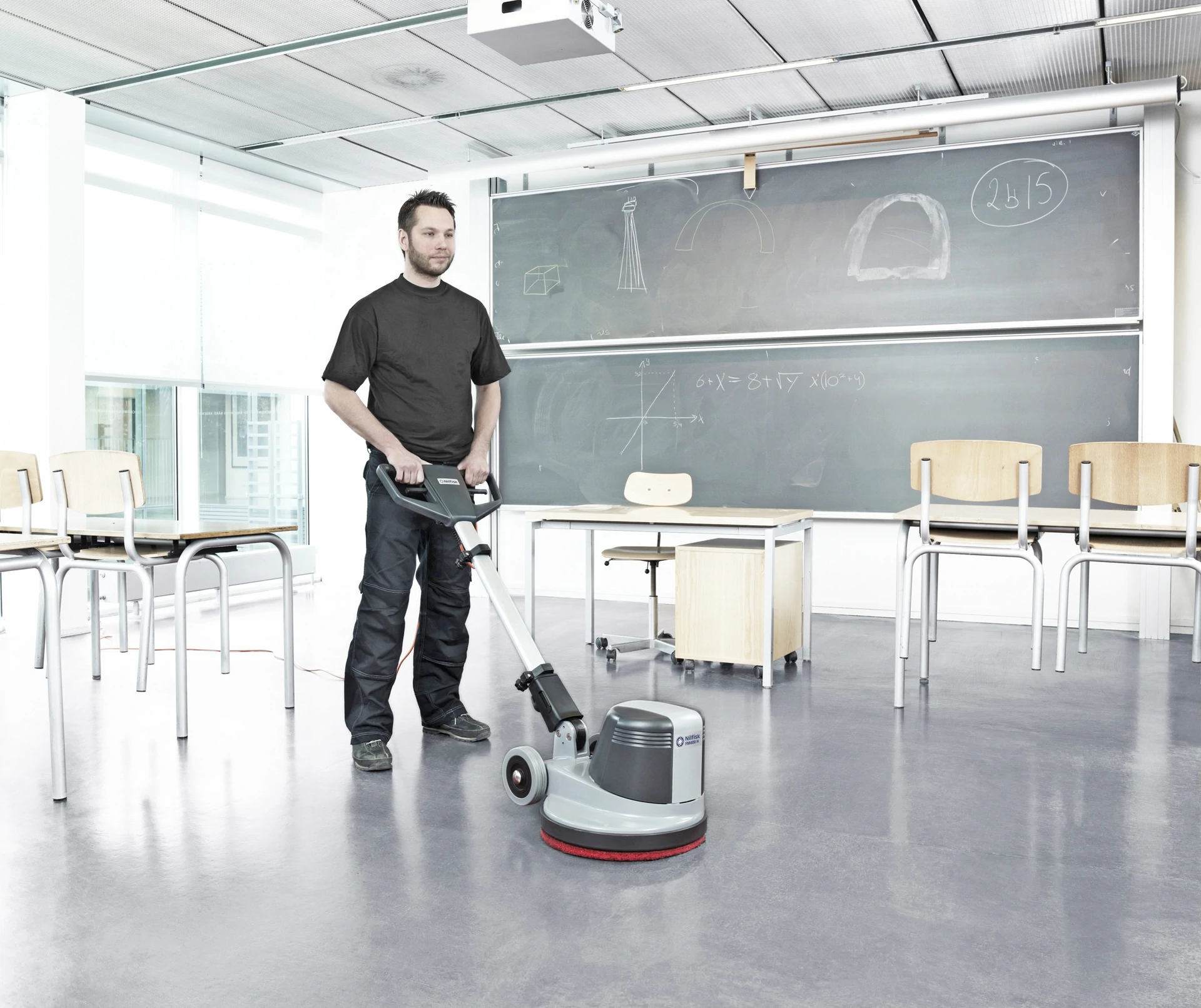 Rotativa Profissional Nilfisk FM400 D em escola