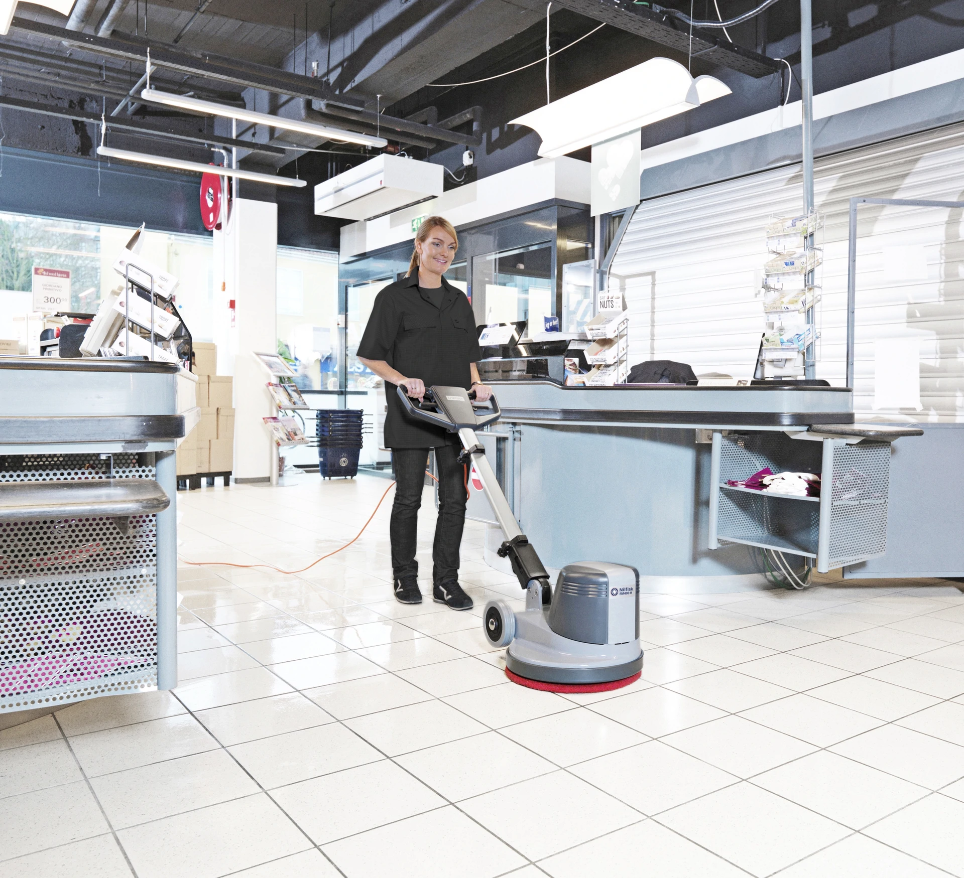 Rotativa Profissional Nilfisk FM400 D em supermercado