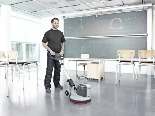 Rotativa Profissional Nilfisk FM400 L em escola
