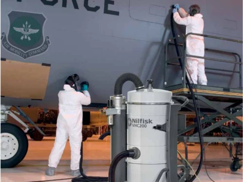 Aspirador Industrial Nilfisk VHC200 L100 FM AU XX L GV CC — em uso em hangar Air Force