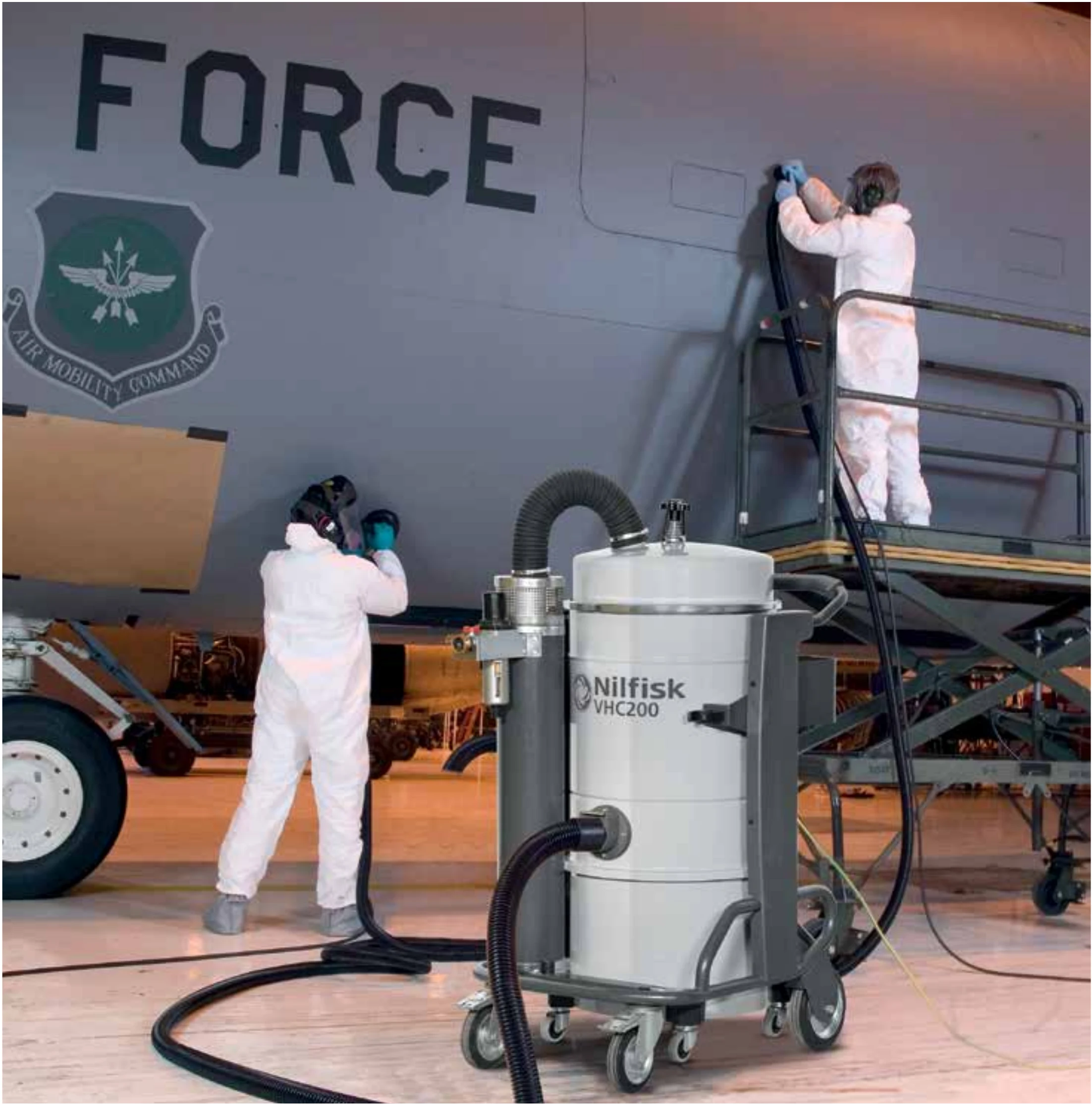 Aspirador Industrial Nilfisk VHC200 L50 Z1 FM AU XXX EXA — em uso em hangar Air Force